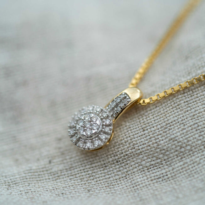 Gult gull anheng med diamant rosett