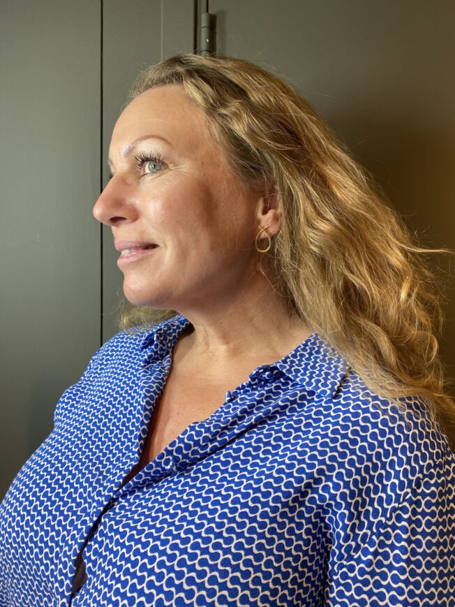 Susanne Friis Bjørner ørepynt i forgylt sølv, åpen
