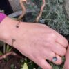 OLE LYNGGAARD COPENHAGEN Nature armring i satinert gult gull med London blue topas