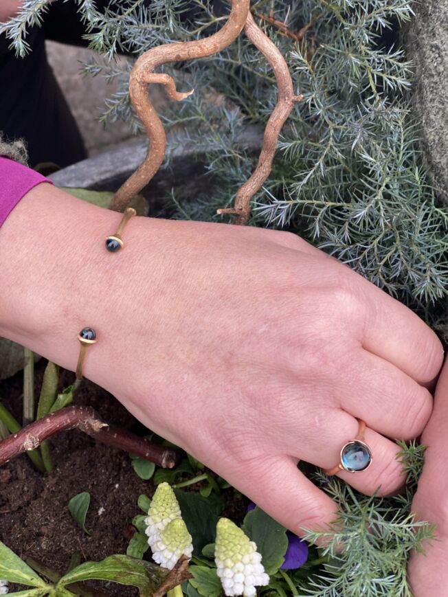 OLE LYNGGAARD COPENHAGEN Nature armring i satinert gult gull med London blue topas