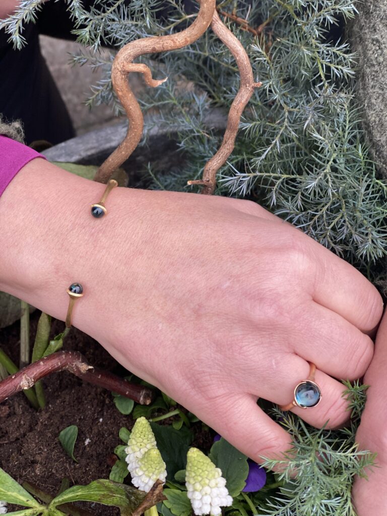 OLE LYNGGAARD COPENHAGEN Nature armring i satinert gult gull med London blue topas
