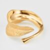 OLE LYNGGAARD COPENHAGEN Leaves ring medium i gult gull