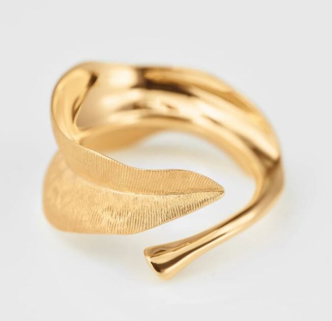 OLE LYNGGAARD COPENHAGEN Leaves ring medium i gult gull