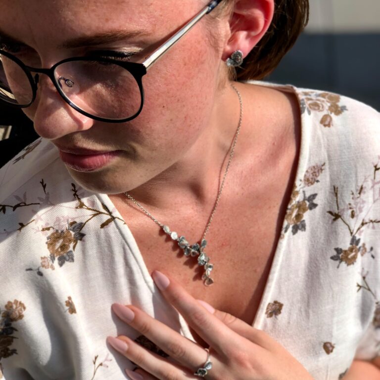 Huldreverket "Løv" ørepynt oksidert med 4 blader