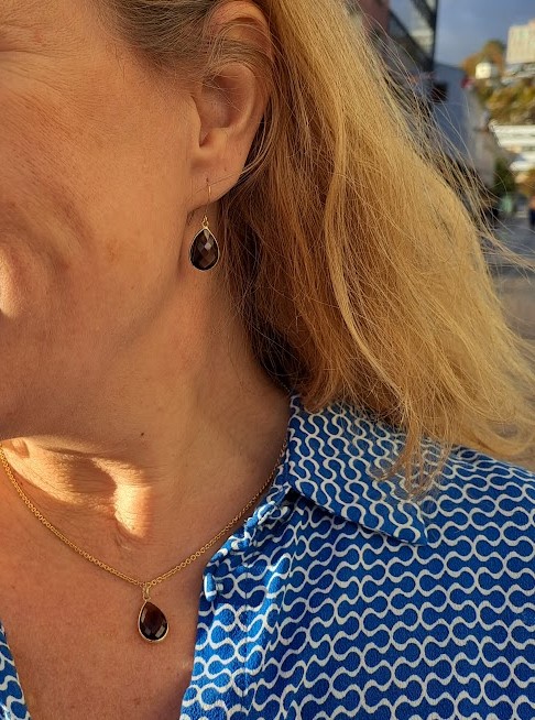 Susanne Friis Bjørner gult gull anheng med røkkvarts