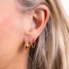 Pan curved ørering i forgylt sølv med rosa c.zirkonia
