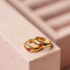 Pan curved ørering i forgylt sølv med rosa c.zirkonia