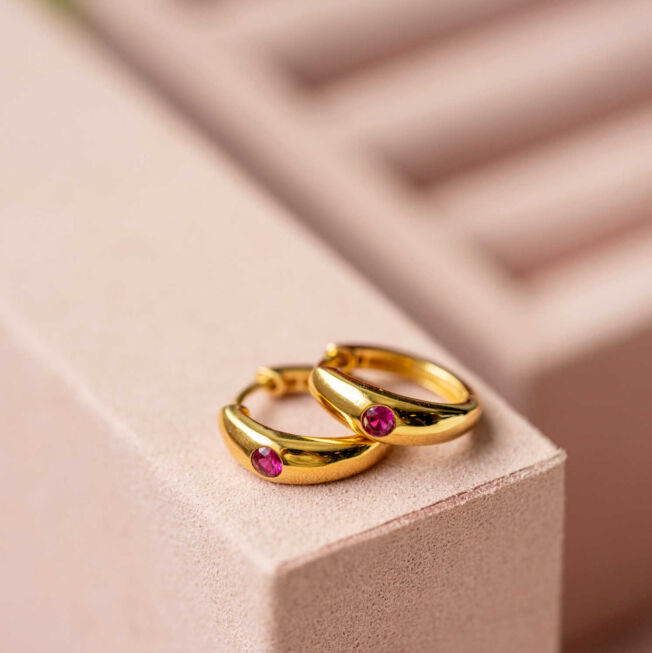 Pan curved ørering i forgylt sølv med rosa c.zirkonia