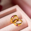 Pan curved ørering i forgylt sølv med rosa c.zirkonia