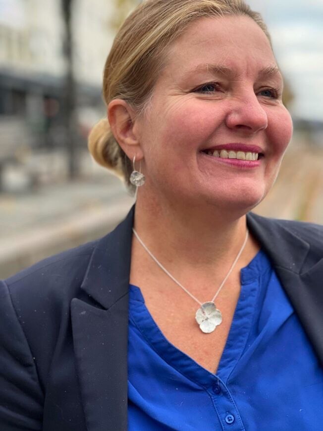 Ulrikke Vogt "Valmue Hook earring small" i sølv