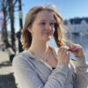 Susanne Friis Bjørner gult gull anheng med dråpeformet rhodolitt