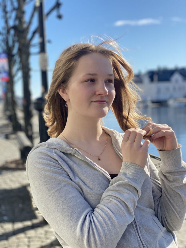 Susanne Friis Bjørner gult gull anheng med dråpeformet rhodolitt