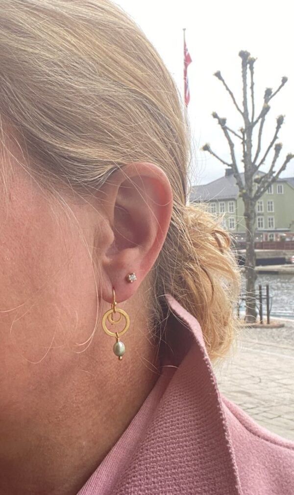 Susanne Friis Bjørner ørepynt sirkel i forgylt sølv med barokk ferskvannsperle, lys grønn