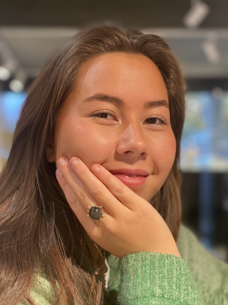 Noën "Stellini grand" ring i gult gull, med diamanter og grå månesten