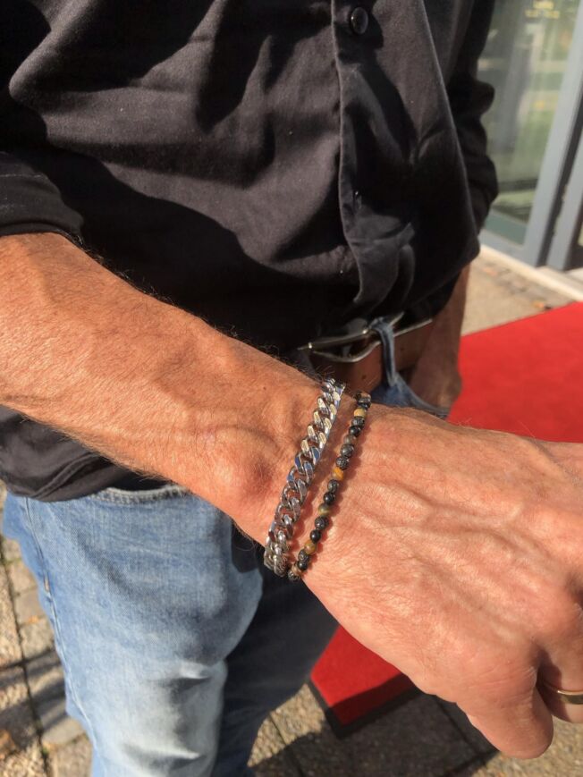 Armbånd med av sort agat og tigerøye med stål pynt