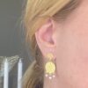 Susanne Friis Bjørner "Rå Duo" ørepynt i forgylt sølv med ferskvannsperler