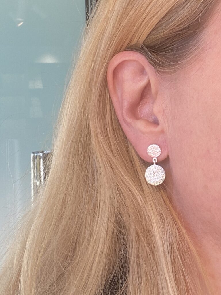 Susanne Friis Bjørner ørepynt, sølv med hamret overflate, heng