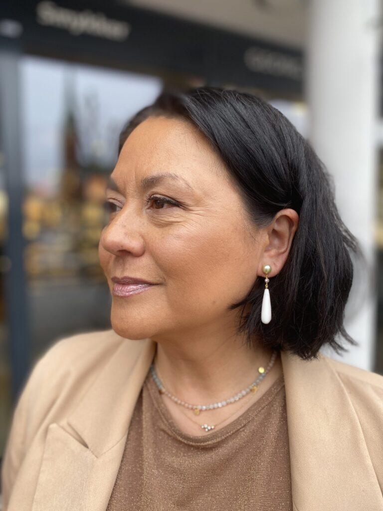 Susanne Friis Bjørner ørepynt forgylt sølv med hvit agat, rosa og lime ferskvannsperle