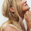 Sandra Lyng ørering "Kjærlighet" i forgylt sølv med rosa cabochonslipt opal