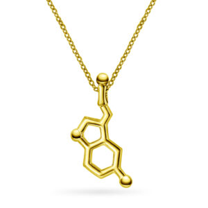 Anheng på kjede i forgylt sølv med molekylet serotonin med molekylet serotonin fra Sandra Lyng Haug X Pan