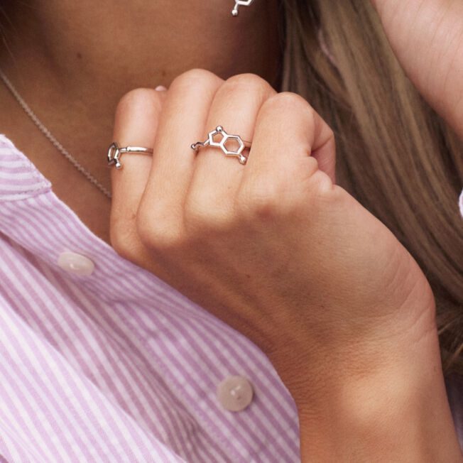 Ring i rhodinert sølv med molekylet serotonin fra Sandra Lyng Haug