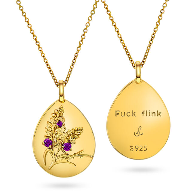 Medaljong med Sandra Lyng sin blomst Lyng. Nordens Lotus blomst med teksten Fuck Flink. Teksten kan du gjemme å ta frem når den er viktig for deg.