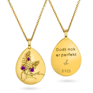 Medaljong med Sandra Lyng sin blomst Lyng. Nordens Lotus blomst med teksten Godt nok er perfekt. Teksten kan du gjemme å ta frem når den er viktig for deg.