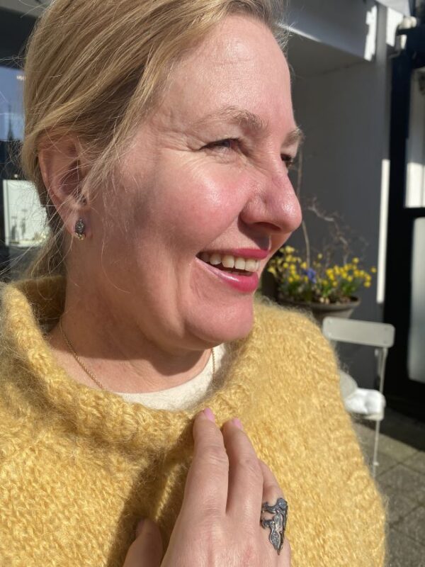 By Birdie "Ears Sommerset" ørepynt i sølv med gult gulls detaljer og diamanter