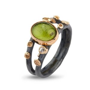 By Birdie "Ring Cara peridot" i sølv med gult gull detaljer og peridot