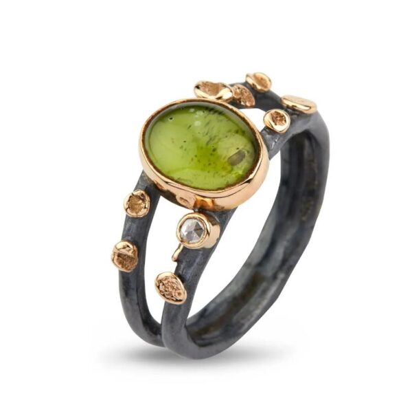 By Birdie "Ring Cara peridot" i sølv med gult gull detaljer og peridot