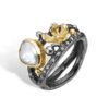 By Birdie "Dubeca Keshi Flower" ring i sølv med gult gull detaljer, diamanter og ferskvannsperle.
