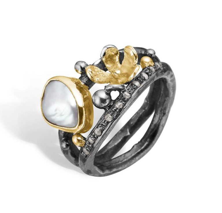 By Birdie "Dubeca Keshi Flower" ring i sølv med gult gull detaljer, diamanter og ferskvannsperle.