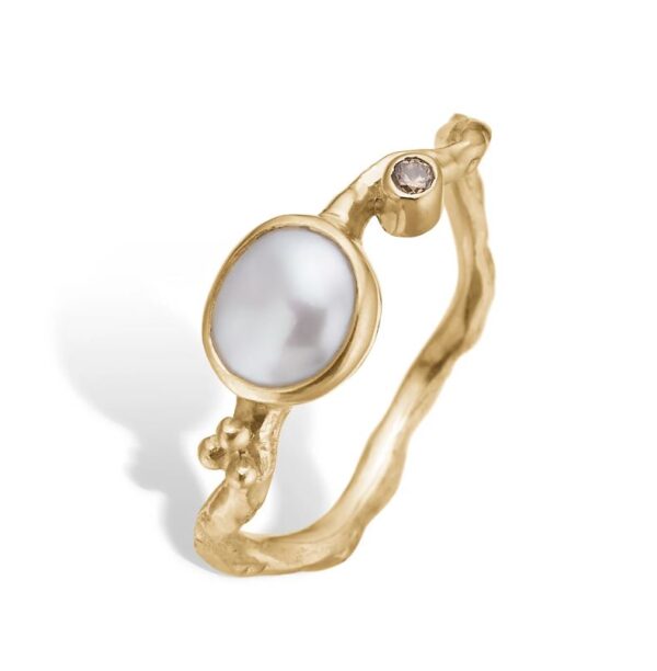 By Birdie "Zenith freshwaterpearl Keshi" ring i gult gull med diamanter og perle
