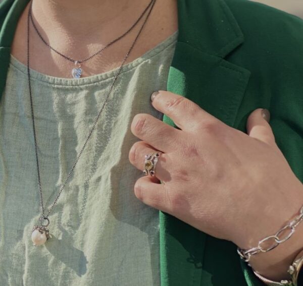 By Birdie "Grace Triple Ocean ring" i sølv med gult gull detaljer blå toner
