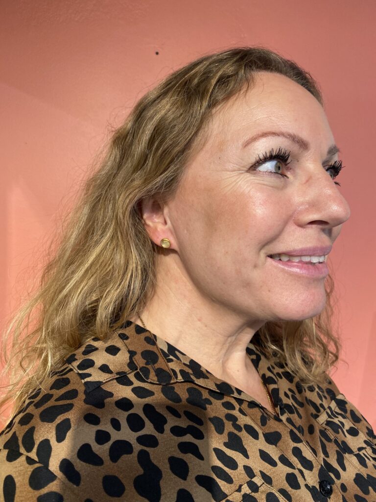 Susanne Friis Bjørner ørepynt i forgylt sølv med rutilkvarts, rund