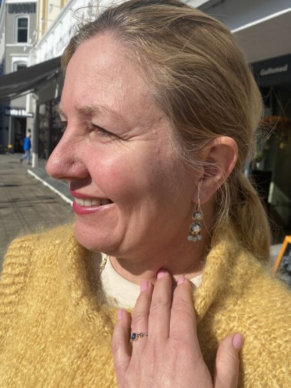 By Birdie "Grace single Rainbow moonstone" i sølv med gult gull detaljer, diamant og regnbue månesten