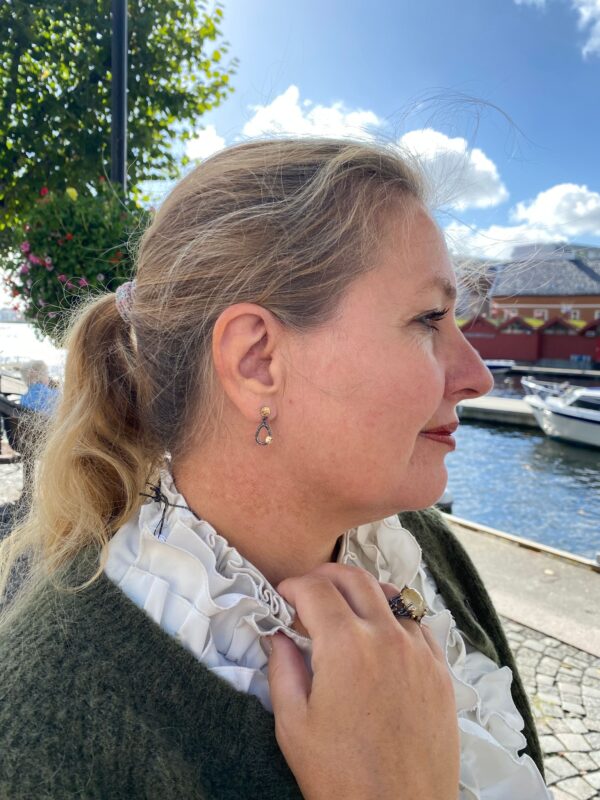 By Birdie "Comet Duo Connect" ørepynt i sølv med gull detaljer