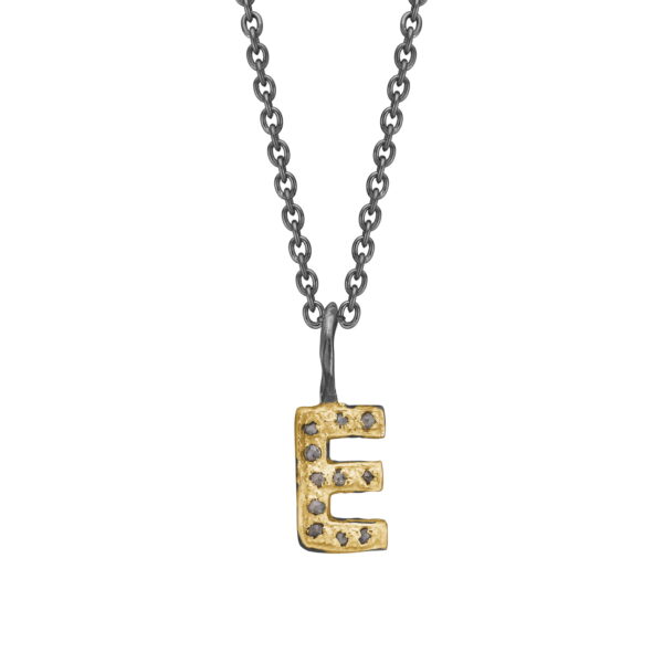By Birdie "Nordic Golden Pavé" bokstav anheng i sølv med diamanter