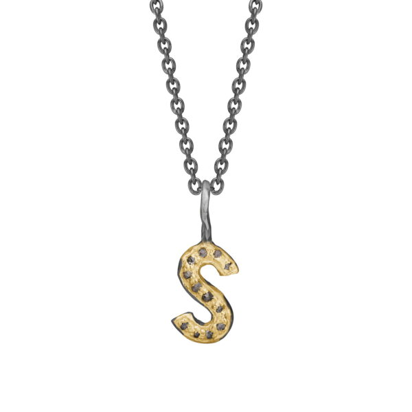 By Birdie "Nordic Golden Pavé" bokstav anheng i sølv med diamanter