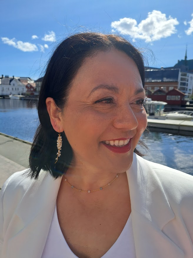 Susanne Friis Bjørner ørepynt i forgylt sølv med fasettslipte månestener