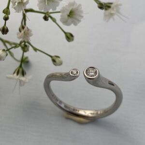 Noën «Twist ring» i hvitt gull