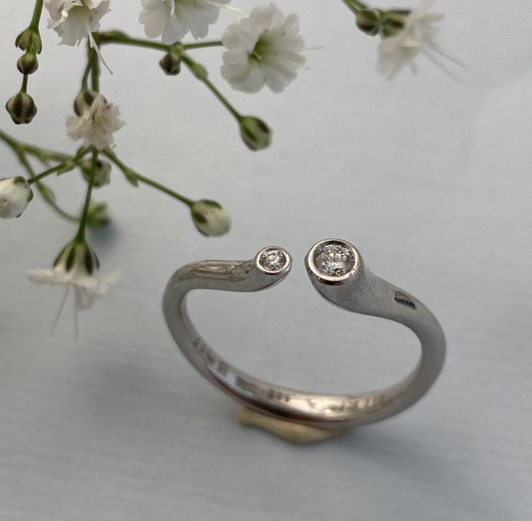 Noën «Twist ring» i hvitt gull
