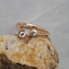 Noën "Twist 2.0" ring i gult gull, med diamanter 0,19 ct