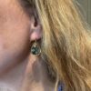 Susanne Friis Bjørner ørepynt forgylt, med oval grønn kvarts