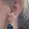 Susanne Friis Bjørner ørepynt forgylt, med oval London-blue krystall