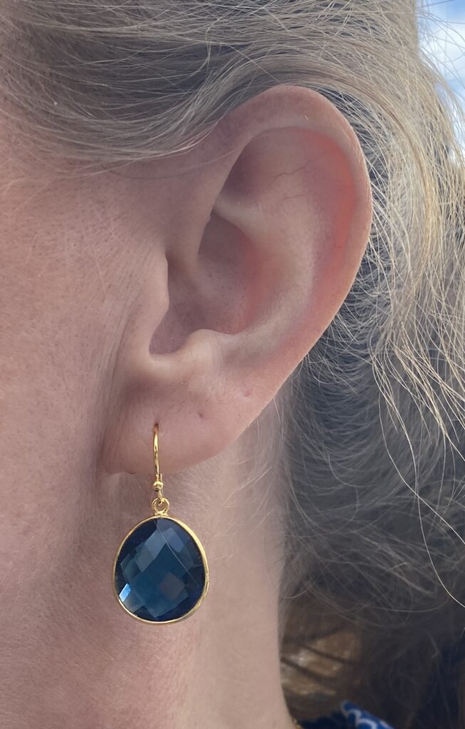 Susanne Friis Bjørner ørepynt forgylt, med oval London-blue krystall