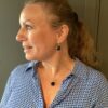 Susanne Friis Bjørner ørepynt forgylt, med oval London-blue krystall