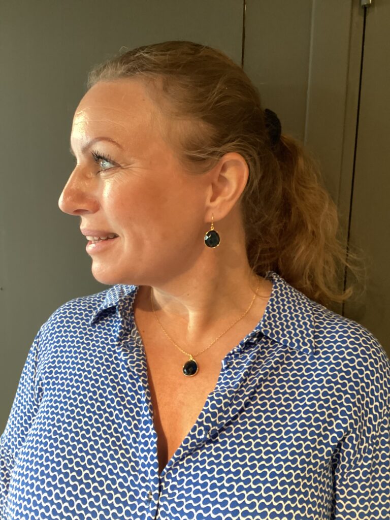 Susanne Friis Bjørner ørepynt forgylt, med oval London-blue krystall