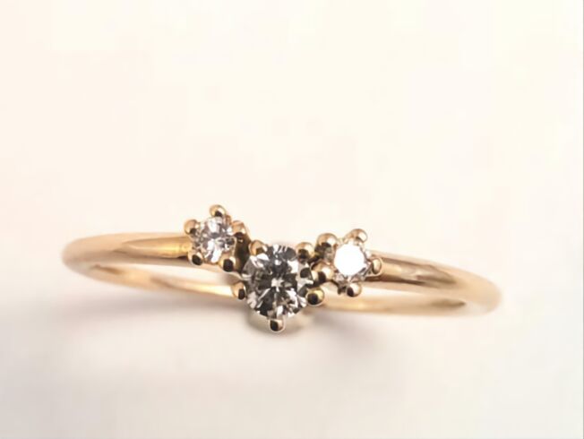 51095_012 Noën "Sparkle small" ring i gult gull med diamanter