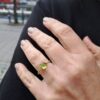 Noën "Stellini" medium ring i gult gull, med peridot